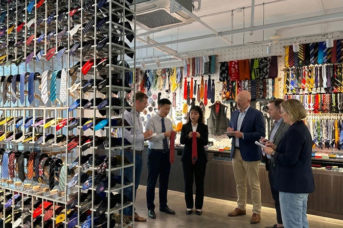 Exhibitions & Customers Visiting Exhibitions & Customers Visiting