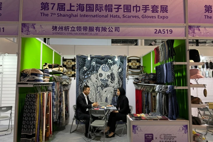 Exhibitions & Customers Visiting Exhibitions & Customers Visiting