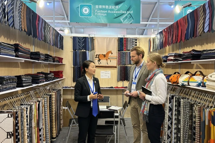 Exhibitions & Customers Visiting Exhibitions & Customers Visiting