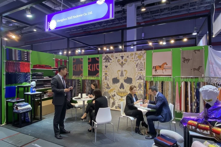 Exhibitions & Customers Visiting Exhibitions & Customers Visiting